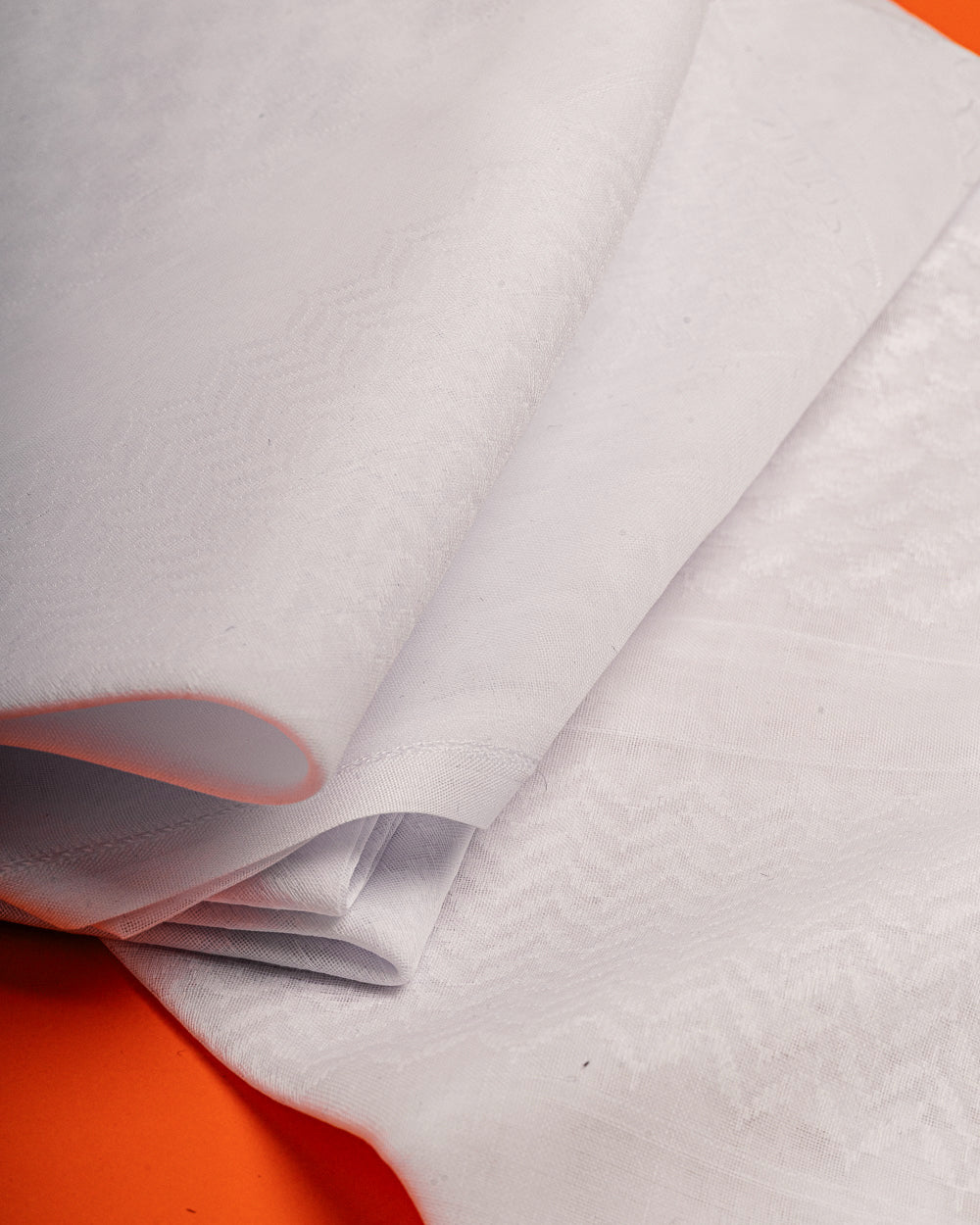 شـمـاغ مُتْرَف بـريميوم الأبيض